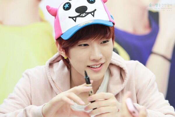 10 Idol KPop Cowok Ini Punya Tangan Super Indah Seperti Wajahnya