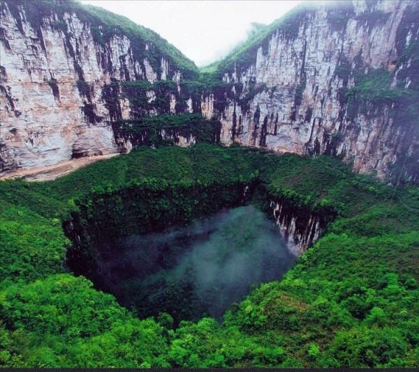 Pemandangannya Indah Banget, 5 Sinkhole Ini Justru Jadi Tempat Wisata