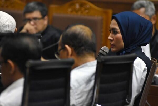 Irwandi Yusuf Umrah di Saudi dengan Steffy Burase Pakai Uang Suap