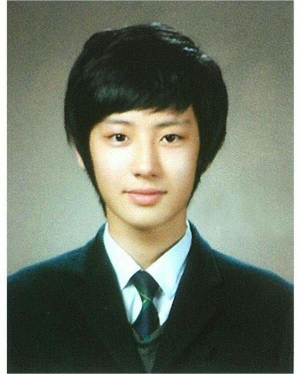 Genap 27 Tahun, Lihat Yuk 10 Potret Perjalanan Karier Chanyeol EXO Ini