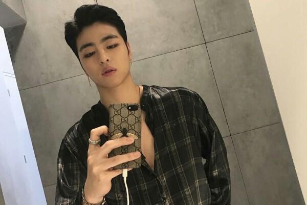 Narsis Abis! Ini Lho Gaya 12 Idol KPop Saat Mirror Selfie