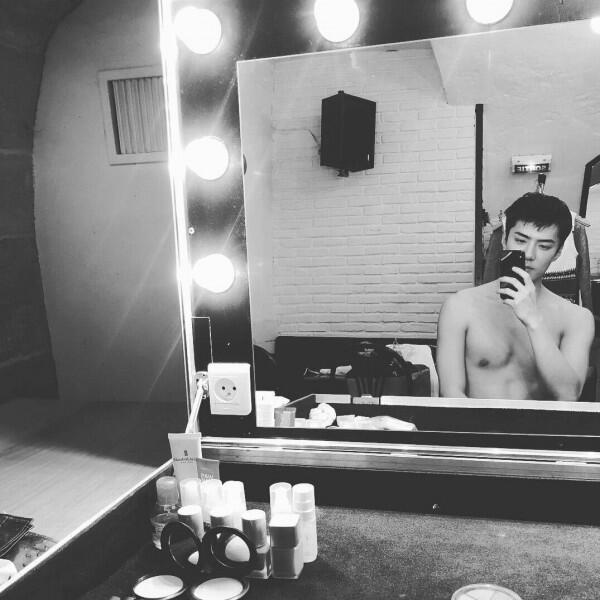 Narsis Abis! Ini Lho Gaya 12 Idol KPop Saat Mirror Selfie