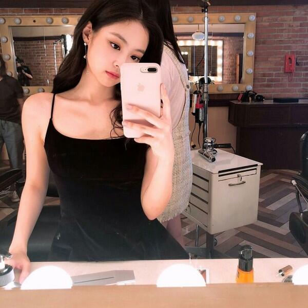 Narsis Abis! Ini Lho Gaya 12 Idol KPop Saat Mirror Selfie