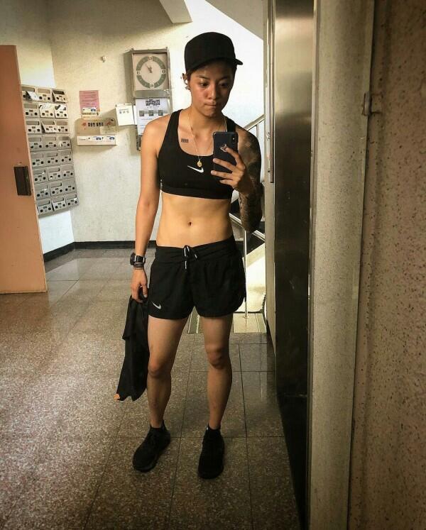 Narsis Abis! Ini Lho Gaya 12 Idol KPop Saat Mirror Selfie