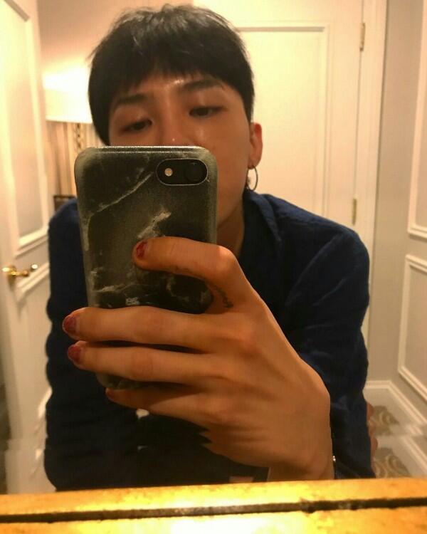 Narsis Abis! Ini Lho Gaya 12 Idol KPop Saat Mirror Selfie