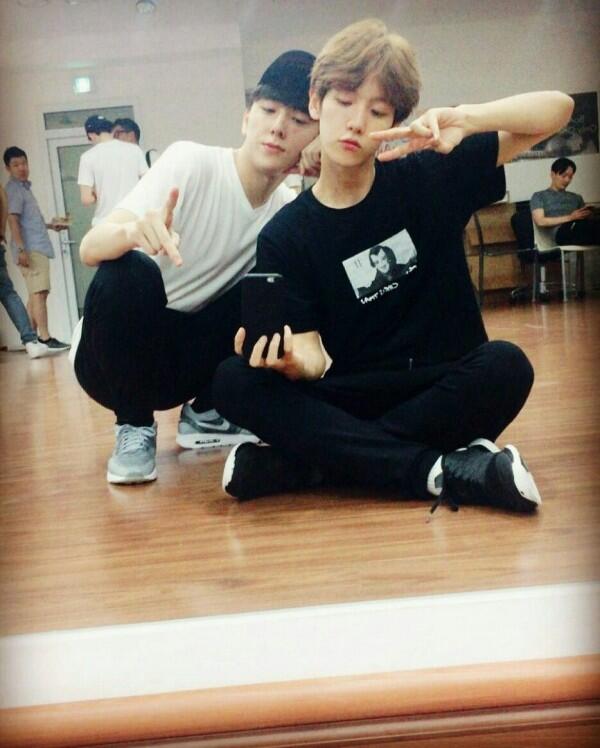 Narsis Abis! Ini Lho Gaya 12 Idol KPop Saat Mirror Selfie