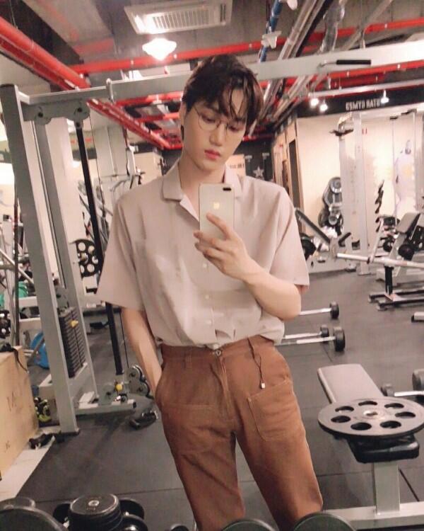 Narsis Abis! Ini Lho Gaya 12 Idol KPop Saat Mirror Selfie