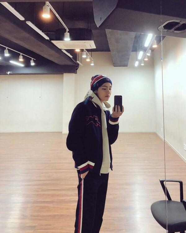 Narsis Abis! Ini Lho Gaya 12 Idol KPop Saat Mirror Selfie