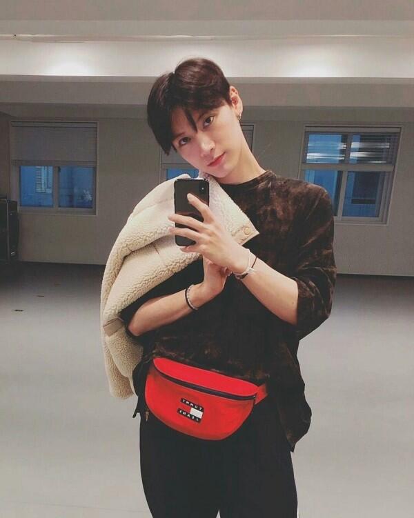 Narsis Abis! Ini Lho Gaya 12 Idol KPop Saat Mirror Selfie