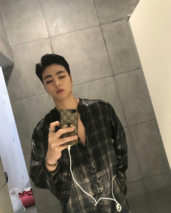 Narsis Abis! Ini Lho Gaya 12 Idol KPop Saat Mirror Selfie