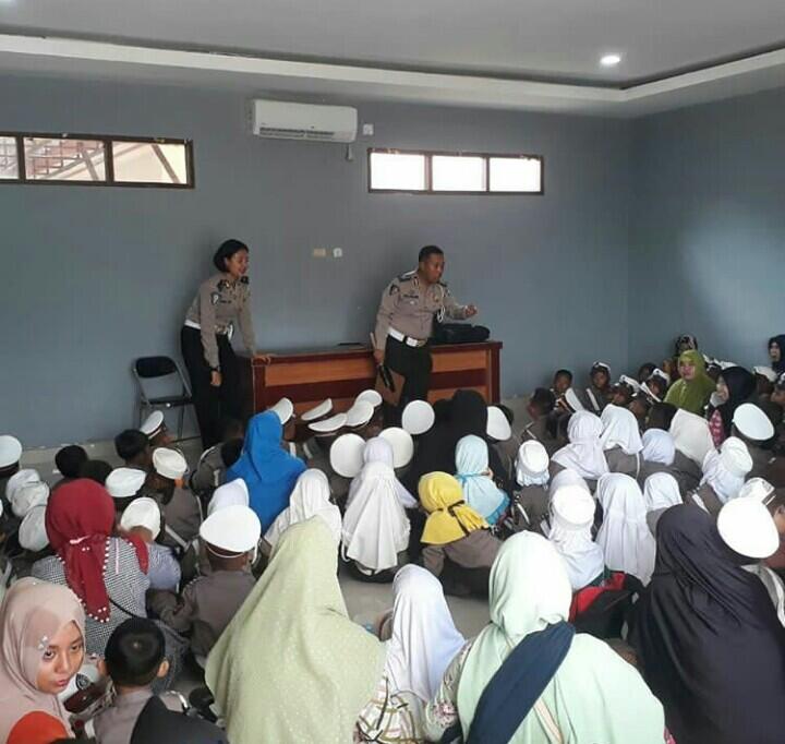 Polisi ini Ajarkan ke Anak Usia Dini Tertib Berlalu lintas