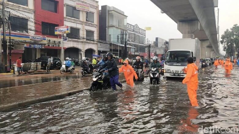 Usai Hujan Deras, Lalin JL RS Fatmawati Tergenang