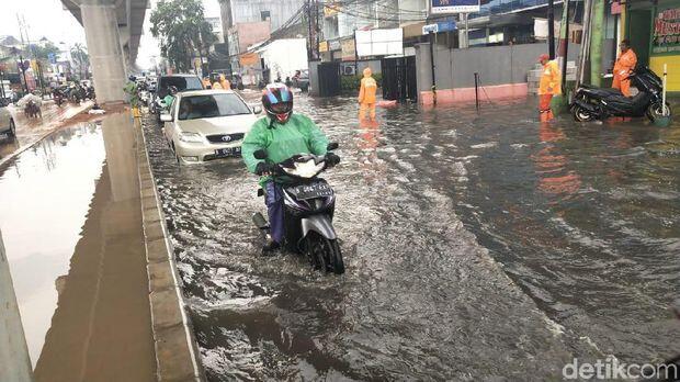 Usai Hujan Deras, Lalin JL RS Fatmawati Tergenang