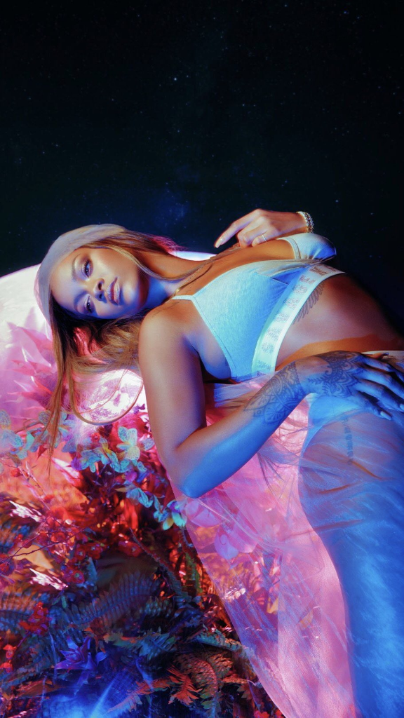 Foto: Promosi Lingerie, Rihanna Seksi Pakai Bodysuit Transparan