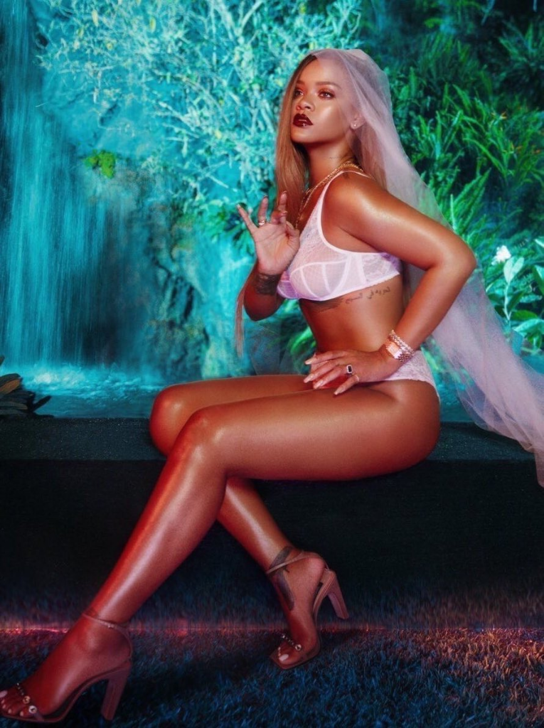 Foto: Promosi Lingerie, Rihanna Seksi Pakai Bodysuit Transparan