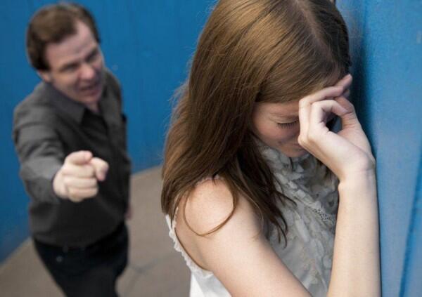 Kenapa Ada Wanita yang Mau Bertahan di Abusive Relationship?