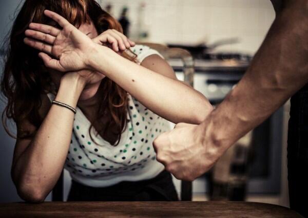 Kenapa Ada Wanita yang Mau Bertahan di Abusive Relationship?