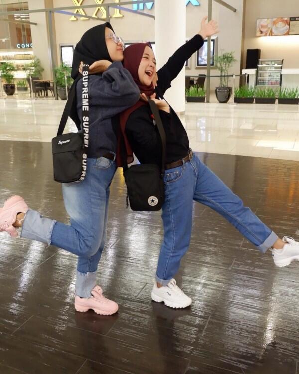 10 Adu Gaya OOTD Nissa Sabyan Vs Iin Fadilah, Sering Dikira Kembar!