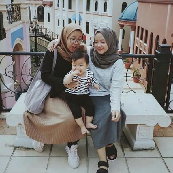 10 Adu Gaya OOTD Nissa Sabyan Vs Iin Fadilah, Sering Dikira Kembar!