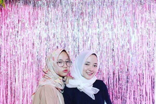 10 Adu Gaya OOTD Nissa Sabyan Vs Iin Fadilah, Sering Dikira Kembar!