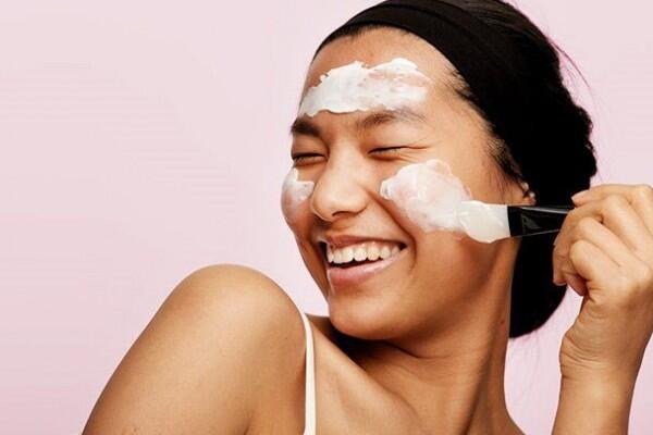 Mau Kulit Lembap? 5 Kandungan Ini Wajib Ada di Skincare Milikmu