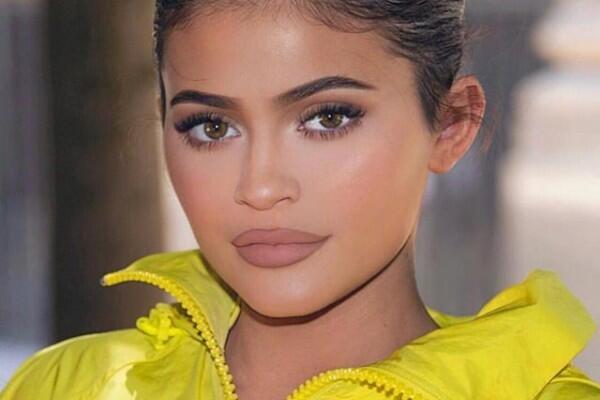 10 Makeup Favorit Kylie Jenner yang Berhasil Menyulapnya Makin Menawan