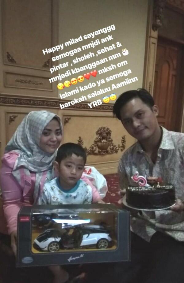 Beda Usia 15 Tahun, 9 Potret Kedekatan Muzdalifah & Fadel Islami