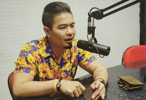 Kisah Cinta Berliku Aura Kasih Hingga Jatuh ke Pelukan Bule Berondong
