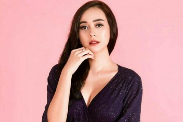 Kisah Cinta Berliku Aura Kasih Hingga Jatuh ke Pelukan Bule Berondong
