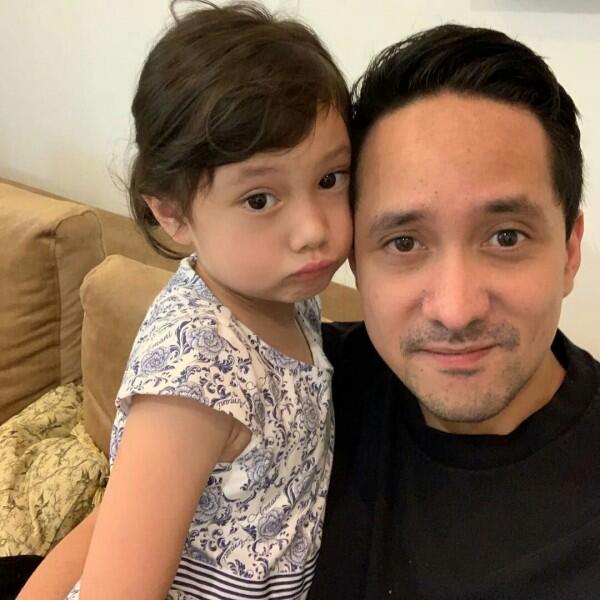 Kisah Cinta Berliku Aura Kasih Hingga Jatuh ke Pelukan Bule Berondong