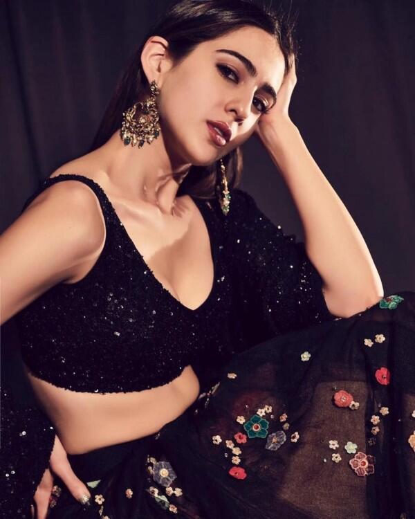 10 Potret Anggun nan Memikat Sara Ali Khan, Putri Tiri Kareena Kapoor