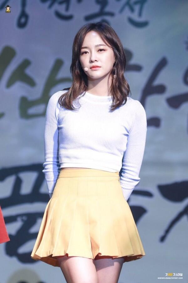 9 Mix and Match Outfit Warna Kuning ala Se-jeong Gugudan, Chic Abis!