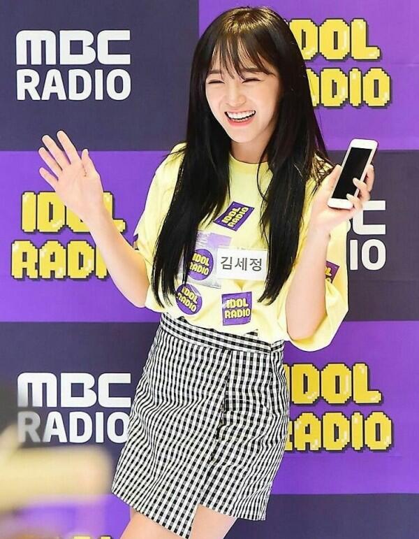 9 Mix and Match Outfit Warna Kuning ala Se-jeong Gugudan, Chic Abis!