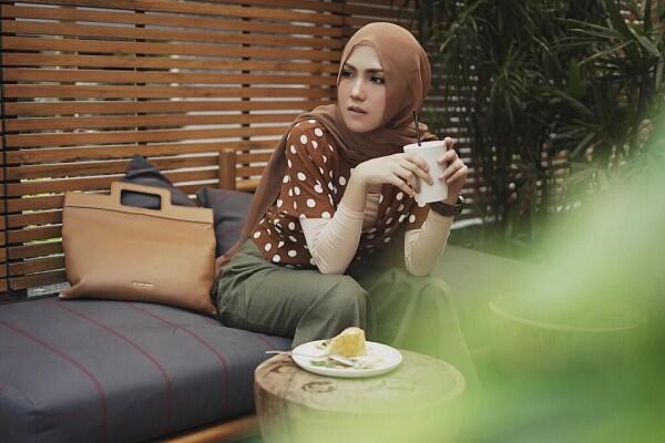 10 Inspirasi Hijab untuk ke Kantor ala Beauty Vlogger Septrina Rams