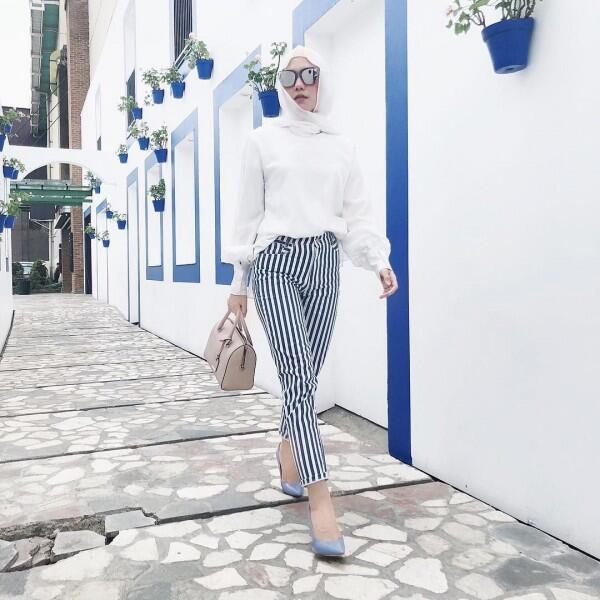 10 Inspirasi Hijab untuk ke Kantor ala Beauty Vlogger Septrina Rams