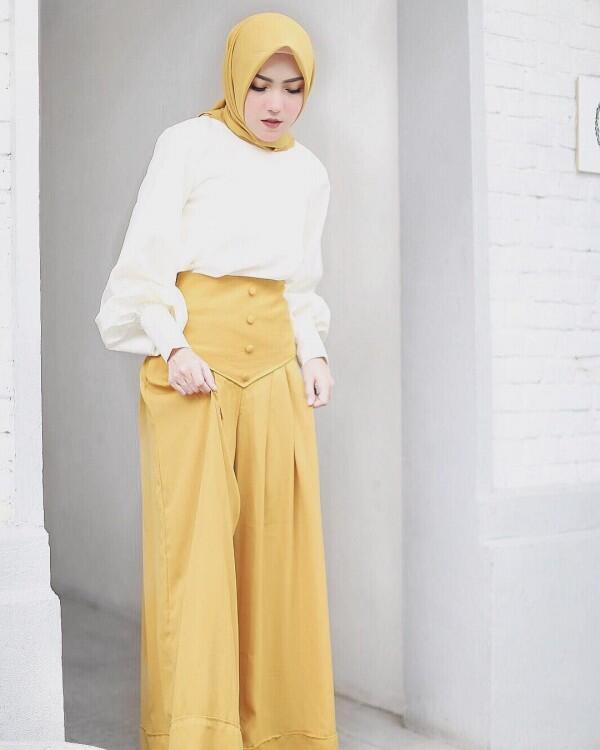 10 Inspirasi Hijab untuk ke Kantor ala Beauty Vlogger Septrina Rams
