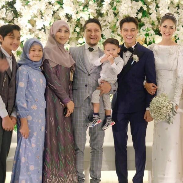 Mantap Hijrah, Ini 10 Potret Manisnya Keluarga Kecil Arie Untung