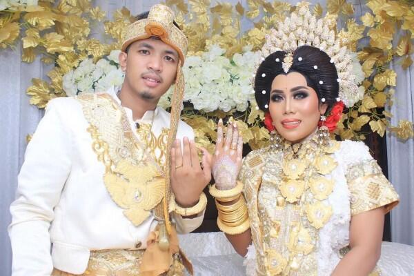 Makin Mesra Setelah Menikah, 10 Potret Manja Evi Masamba & Suami