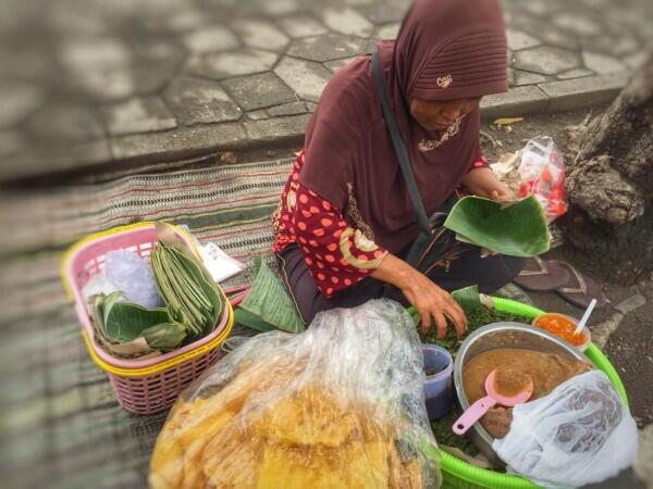 Kebanggaan Surabaya, Ini 5 Keunikan Pecel Semanggi yang Melegenda