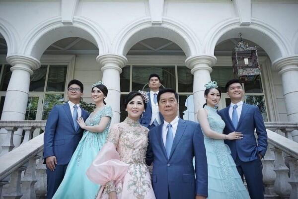Pertunangan Megah ala Konglomerat Surabaya, Souvenirnya Koin Emas!