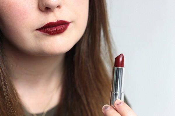 5 Jenis Lipstik yang Cocok untuk Bibir Kering. Wajib Punya, Girls!