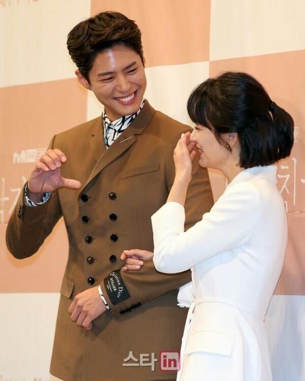 Gemas! 10 Potret Romantis Park Bo Gum & Song Hye Kyo di 'Encounter'