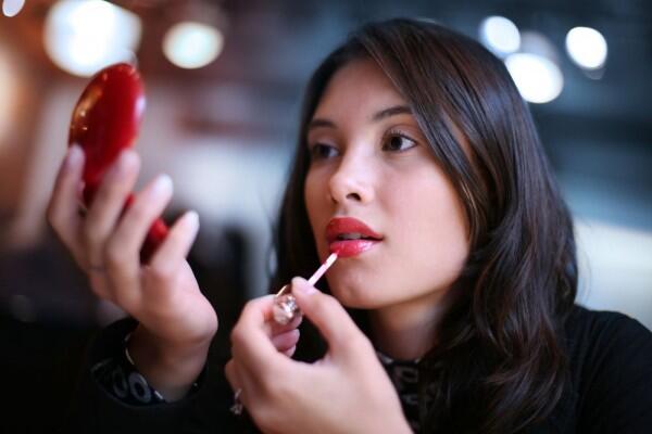 9 Tips Touch Up Makeup Biar Riasan yang Luntur Kembali Sempurna