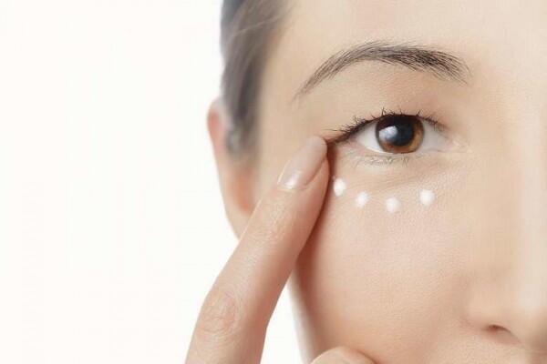 9 Tips Touch Up Makeup Biar Riasan yang Luntur Kembali Sempurna