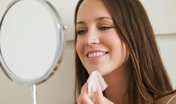 9 Tips Touch Up Makeup Biar Riasan yang Luntur Kembali Sempurna