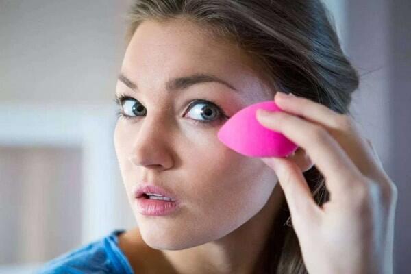 9 Tips Touch Up Makeup Biar Riasan yang Luntur Kembali Sempurna
