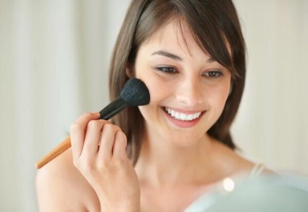 9 Tips Touch Up Makeup Biar Riasan yang Luntur Kembali Sempurna