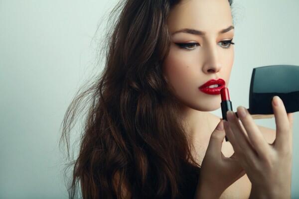 9 Tips Touch Up Makeup Biar Riasan yang Luntur Kembali Sempurna