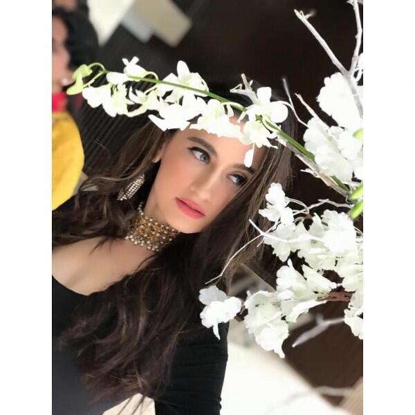 10 Potret Memesona Sanjeeda Shaikh, Pemeran Durga di Dendam & Cinta