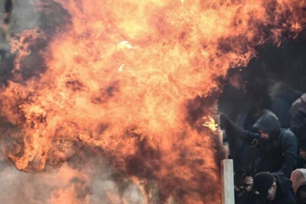 Suporter Ajax Dilempari Bom Molotov Saat Hadapi AEK Athens di UCL